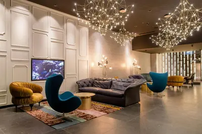 Ein Sitzbereich in der Unterkunft Motel One Mannheim