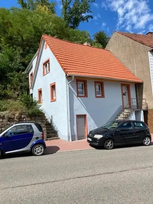 Das Gebäude in dem sich das Ferienhaus befindet