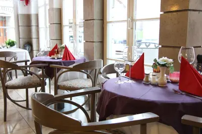 Ein Restaurant oder anderes Speiselokal in der Unterkunft Hotel am Schloss Neuenstein