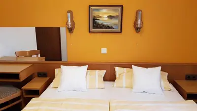 Ein Bett oder Betten in einem Zimmer der Unterkunft Brunnenputzer Pension Restaurant