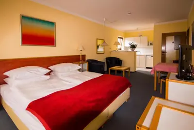 Ein Bett oder Betten in einem Zimmer der Unterkunft Kurpark-Residenz Deidesheim
