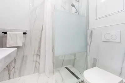 Ein Badezimmer in der Unterkunft Über den Dächern der Stadt - nähe ZKM