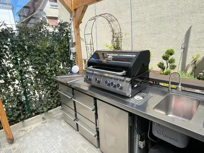 Ein für Gäste verfügbarer Grill in der Ferienwohnung