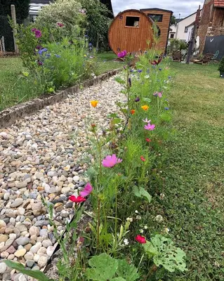 Ein Garten an der Unterkunft Tiny House mit Saunafass und Garten