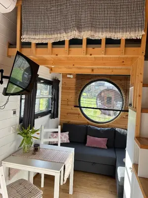 Ein Sitzbereich in der Unterkunft Tiny House mit Saunafass und Garten