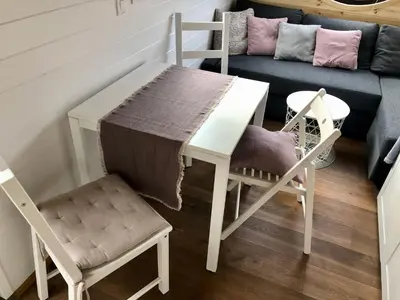 Ein Sitzbereich in der Unterkunft Tiny House mit Saunafass und Garten
