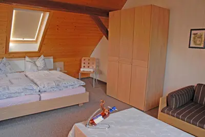 Ein Bett oder Betten in einem Zimmer der Unterkunft Ferienhaus & Weingut am Steingebiss