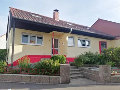 Das Gebäude in dem sich das Ferienhaus befindet