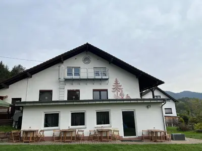 Das Gebäude in dem sich der Campingplatz befindet
