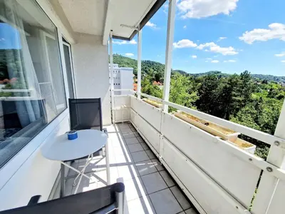 Ein Balkon oder eine Terrasse in der Unterkunft Cozy apartment in Auerbach, 55 m², mountain view