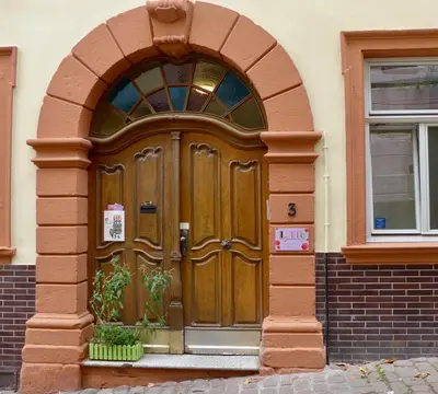 Eine Fassade oder ein Eingang zu Lotte - The Backpackers