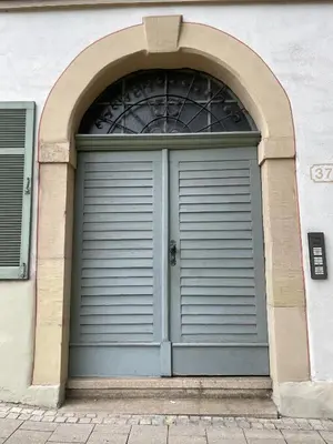 Eine Fassade oder ein Eingang zu königsnachbar