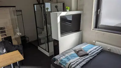 Ein Bett oder Betten in einem Zimmer der Unterkunft BUSINESS-MOTEL, free massage chairs, secure XL-Parking, 24h-Checkin