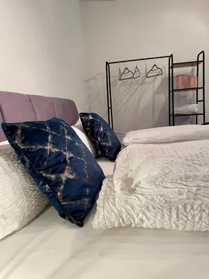 Ein Bett oder Betten in einem Zimmer der Unterkunft Salier Blue, Zentrum Karlsruhe, schick und modern!