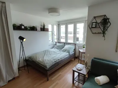 Ein Bett oder Betten in einem Zimmer der Unterkunft ZEN Apartment - good traffic connection - bright