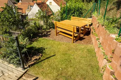 Ein Garten an der Unterkunft Ferienhaus Zum Waldrand