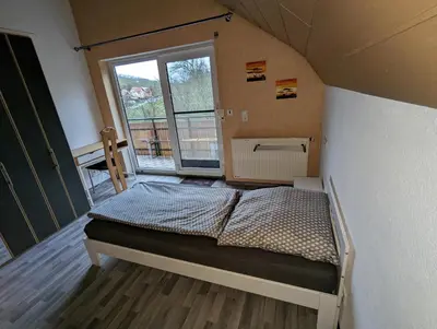Ein Bett oder Betten in einem Zimmer der Unterkunft Ferienhaus Stein, TOP Monteurwohnung, sehr groß, 4 Einzelzimmer, Doppelzimmer, Übernachtung bis zu 8 Personen möglich