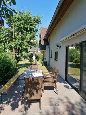 Das Gebäude in dem sich das Ferienhaus befindet