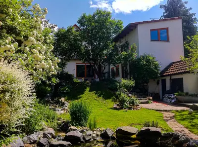 Ein Garten an der Unterkunft Herzensort - Schönes Haus mit Terrasse und Gartenblick