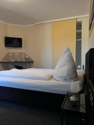 Ein Bett oder Betten in einem Zimmer der Unterkunft Sleep & Living Forst ehem Corona