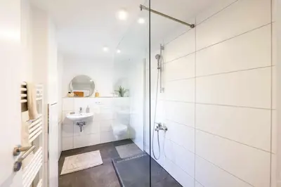 Ein Badezimmer in der Unterkunft Spacious 6 Room Flat *Balcony & Terrace*