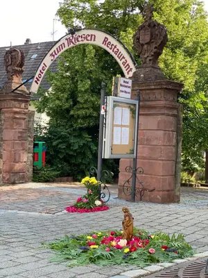 Ein Garten an der Unterkunft Hotel & Restaurant Zum Riesen