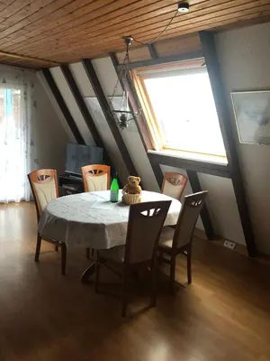 Ein Sitzbereich in der Unterkunft Ferienhaus Rosensteig 128 im Feriendorf Eichwald