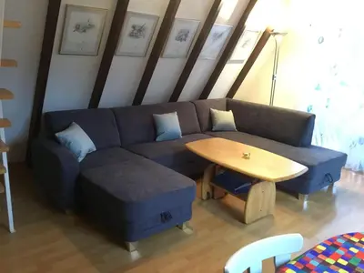 Ein Sitzbereich in der Unterkunft Ferienhaus Rosensteig 128 im Feriendorf Eichwald