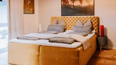 Ein Bett oder Betten in einem Zimmer der Unterkunft Wald Idyll Klingenberg Designhaus mit Klimaanlage Hollands Ferienhaus