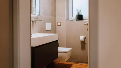 Ein Badezimmer in der Unterkunft Wald Idyll Klingenberg Designhaus mit Klimaanlage Hollands Ferienhaus