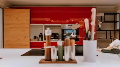 Küche/Küchenzeile in der Unterkunft Wald Idyll Klingenberg Designhaus mit Klimaanlage Hollands Ferienhaus