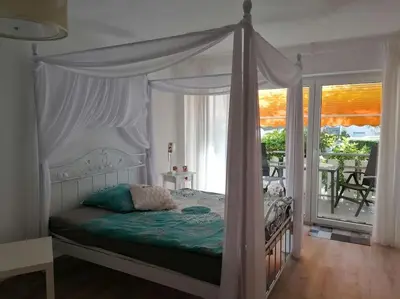 Ein Bett oder Betten in einem Zimmer der Unterkunft Ludwigsburg, ruhige Lage im Grünen, Schlossnähe, blühendes Barock