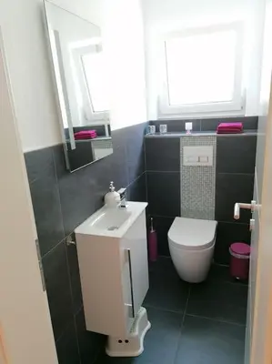 Ein Badezimmer in der Unterkunft Ludwigsburg, ruhige Lage im Grünen, Schlossnähe, blühendes Barock