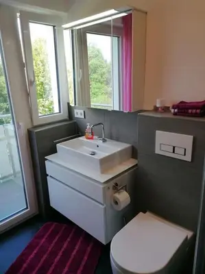 Ein Badezimmer in der Unterkunft Ludwigsburg, ruhige Lage im Grünen, Schlossnähe, blühendes Barock
