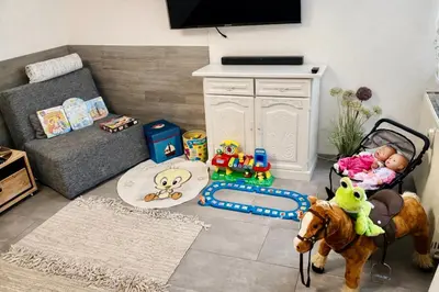 TV/Unterhaltungsangebot in der Unterkunft 2 Room Galerie Einliegerwohnung in Rheinstetten, Messe Nähe, Rollstuhlfahrer geeignet