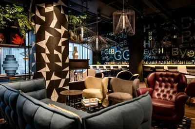 Ein Sitzbereich in der Unterkunft Motel One Karlsruhe