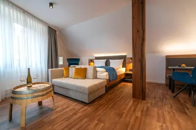 Ein Bett oder Betten in einem Zimmer der Unterkunft Weingut Schreieck VINOTEL & GUTSHAUS