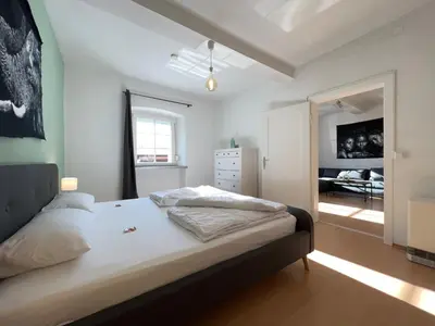 Ein Bett oder Betten in einem Zimmer der Unterkunft Romantisches Kamin-Apartment by Rabe - Gartenabteil, Smart-TV, Netflix
