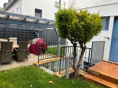 Ein Garten an der Unterkunft Moderne Wohnung in Mannheim