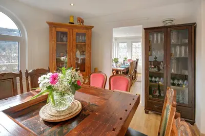 Ein Sitzbereich in der Unterkunft Familienglück im Schwarzwaldhaus mit Schlossblick