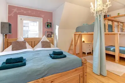 Ein Bett oder Betten in einem Zimmer der Unterkunft Familienglück im Schwarzwaldhaus mit Schlossblick