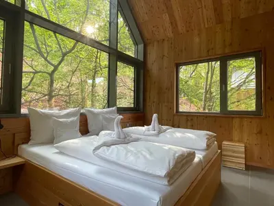 Ein Bett oder Betten in einem Zimmer der Unterkunft Baumwipfelhaus