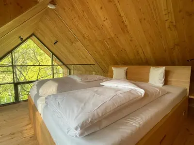 Ein Bett oder Betten in einem Zimmer der Unterkunft Baumwipfelhaus