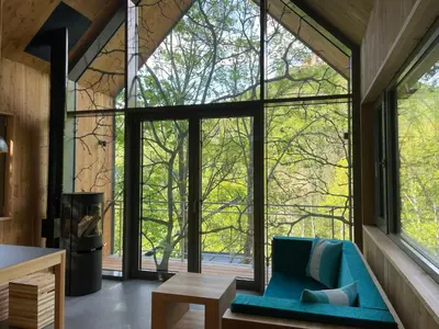 Ein Sitzbereich in der Unterkunft Baumwipfelhaus