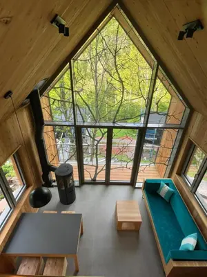 Ein Sitzbereich in der Unterkunft Baumwipfelhaus