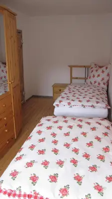 Ein Bett oder Betten in einem Zimmer der Unterkunft Winzeranwesen - Weingut Christian Eberley - Haupthaus I MINDESTAUFENTHALT 4 NÄCHTE - MINIMUM STAY 4 NIGHTS