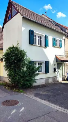 Das Gebäude in dem sich das Ferienhaus befindet