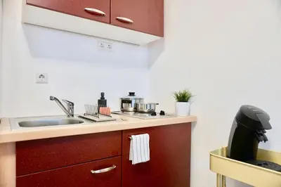 Küche/Küchenzeile in der Unterkunft NEU modernes Apartment in Top Lage, free Parking max 1,65m Höhe und 1,8m Breite