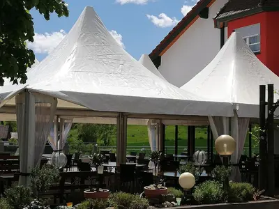 Ein Garten an der Unterkunft Wo der Hahn kräht