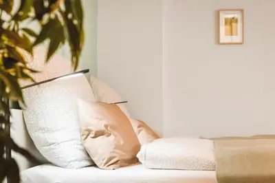 Ein Bett oder Betten in einem Zimmer der Unterkunft 1BR 2Beds - kleiner privater Innenhof- Barrierefrei! -frisch saniert - Mozart EINS